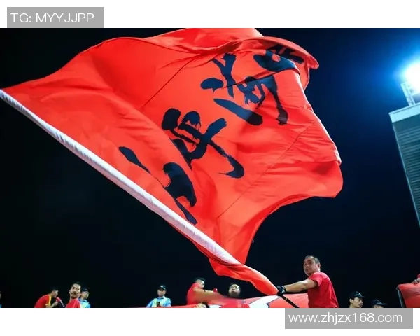 足球球星倒地瞬间展现拼搏精神 向球迷传递不屈不挠的奋斗力量